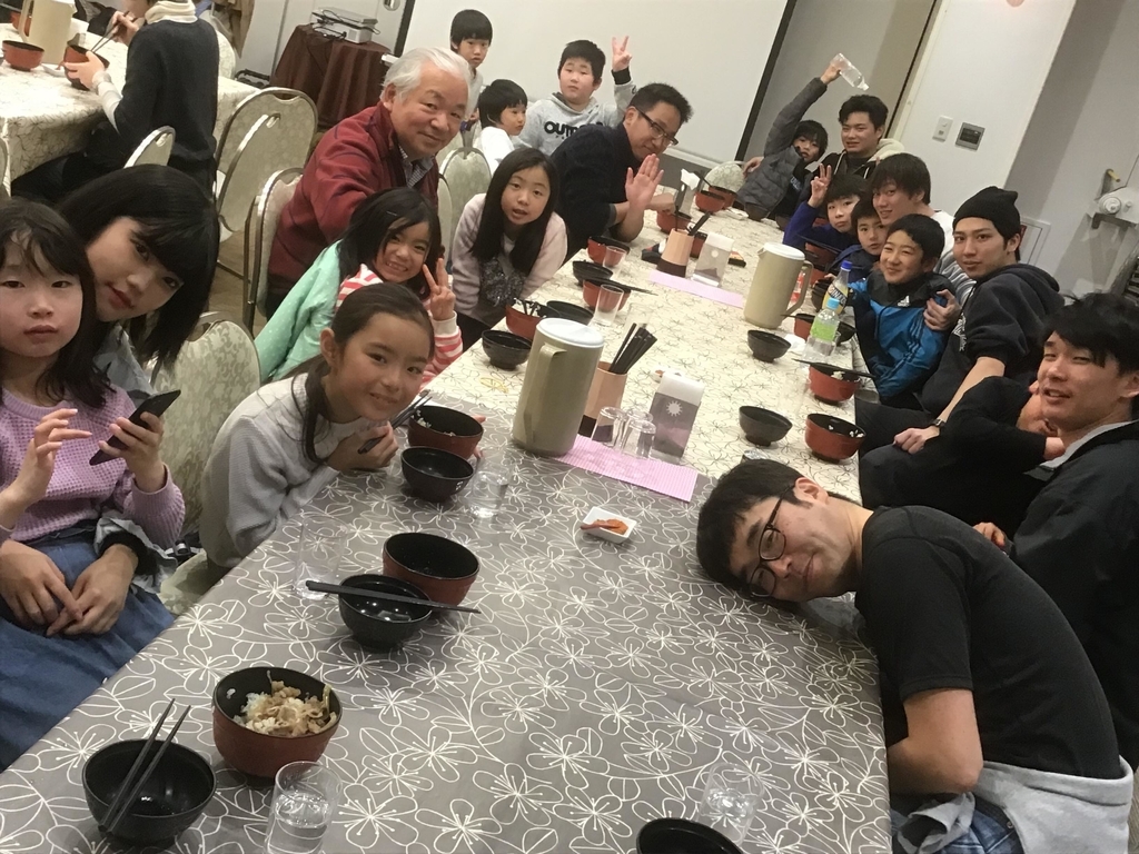 ボランティアの皆さんと一緒に食事