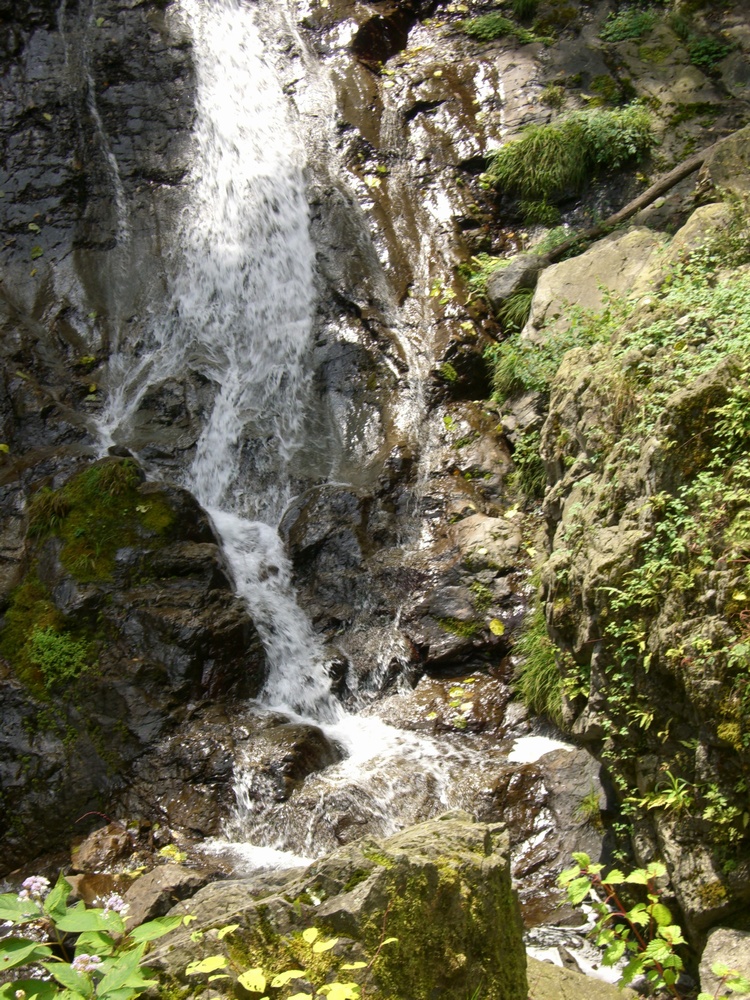 滝つぼのない丸神の滝