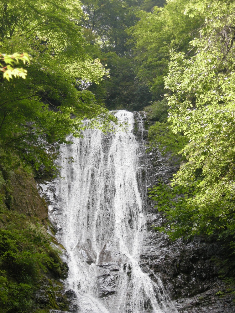 丸神の滝　迫力ある下段の流れ