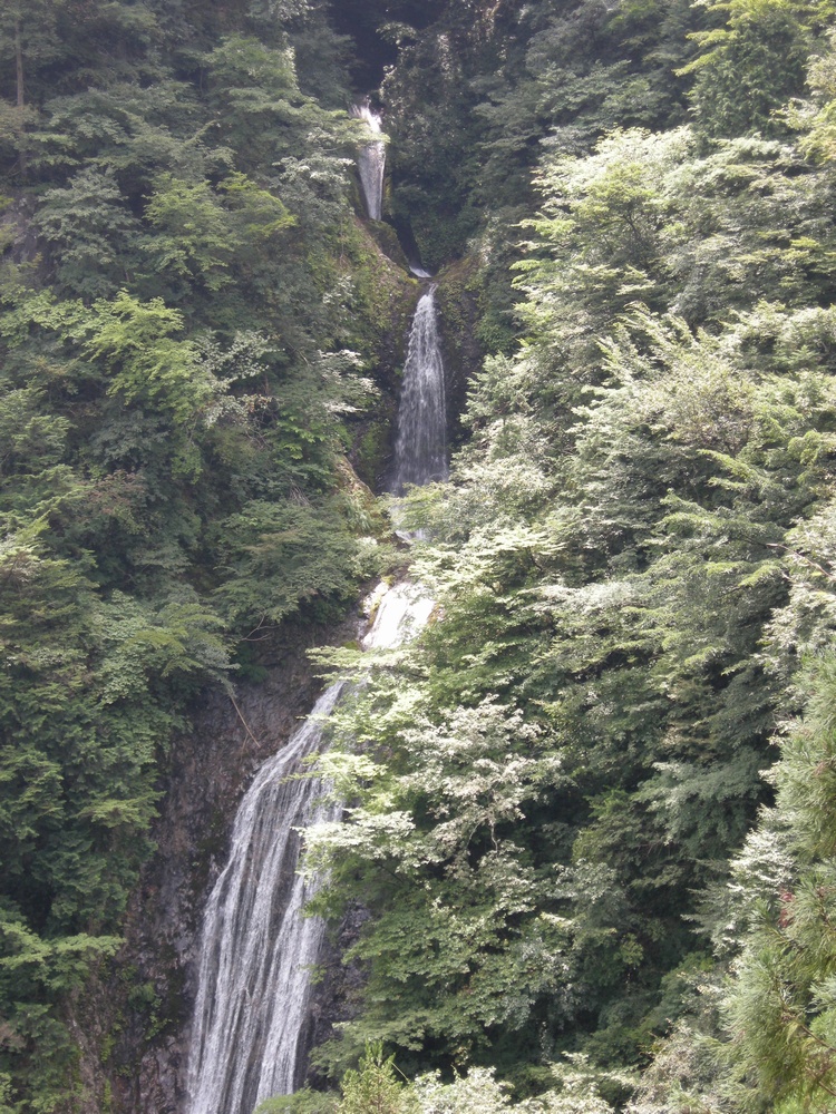 丸神の滝全景