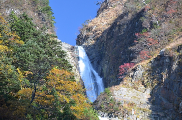 弥陀ヶ原台地をV字状に削り一気に流れ落ちる称名滝