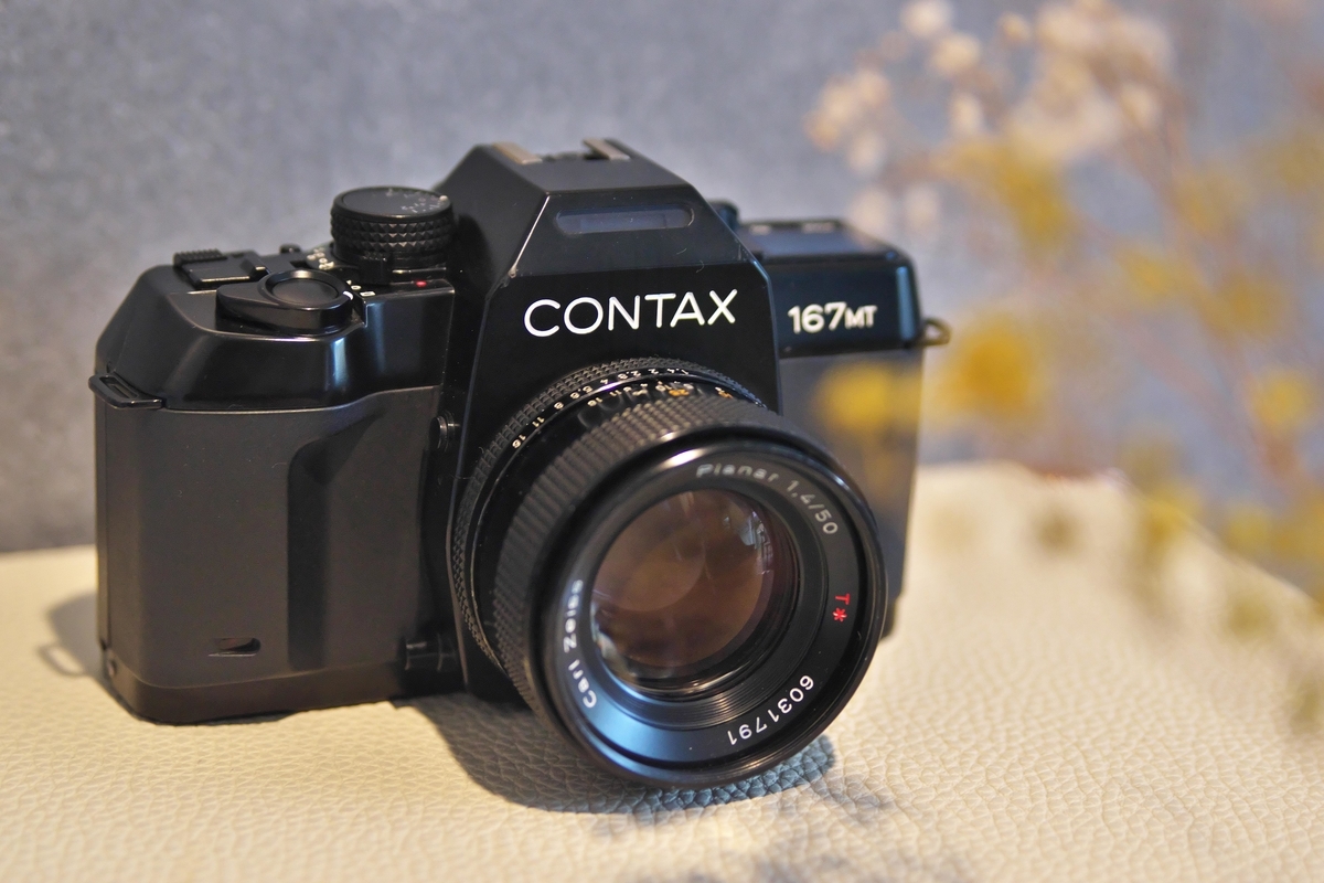 フィルムカメラと銘玉Carl Zeiss Planar T* 50㎜ F/1.4 を手に フィルムカメラと銘玉Carl Zeiss Planar T* 50㎜ F/1.4 を手に