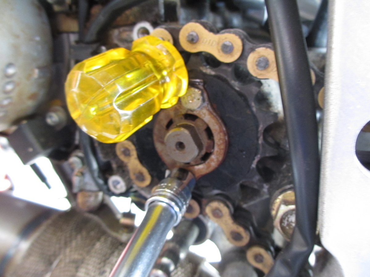 MC21のフロントスプロケットを交換しよう①・・・の巻 - GSX-Rときどき