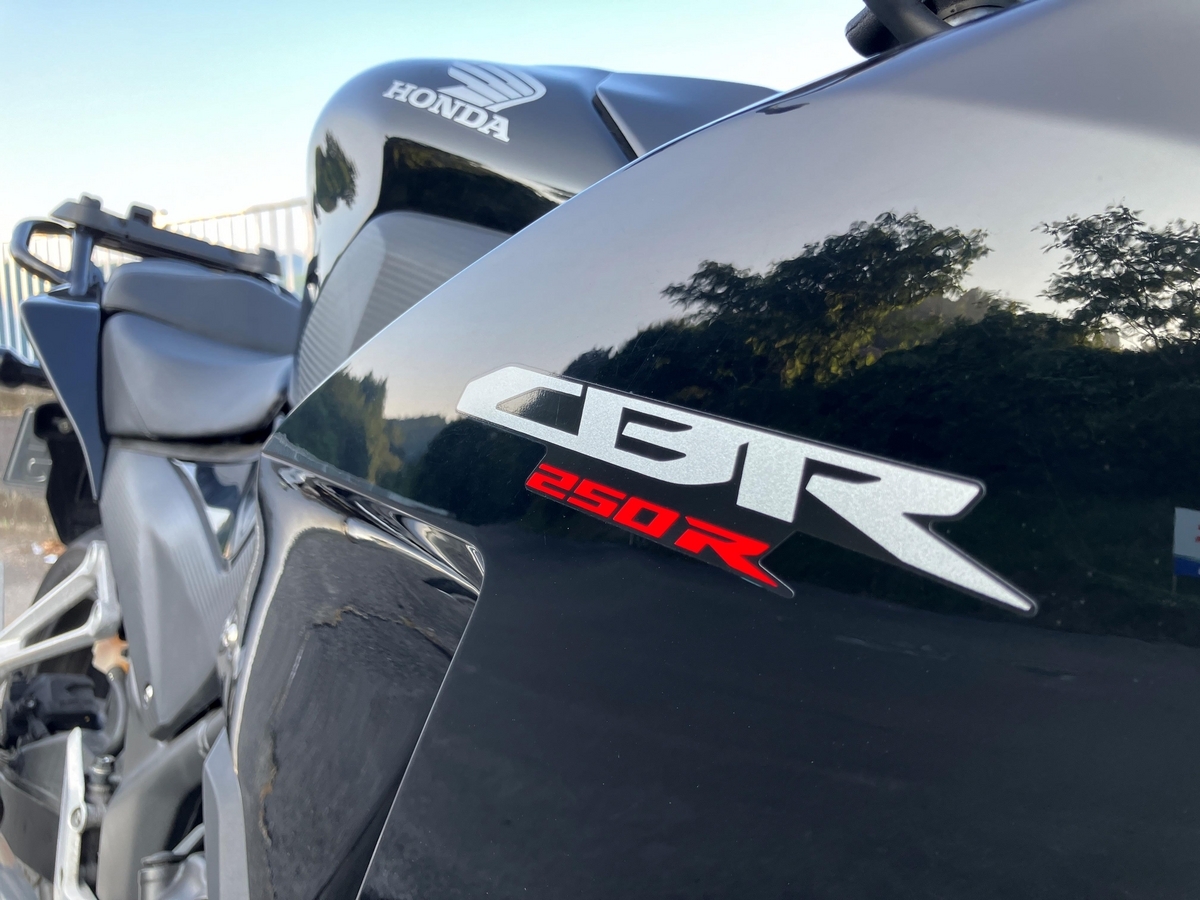 漆黒とエメラルドグリーンに染められ‥の巻 - GSX-RときどきNSR