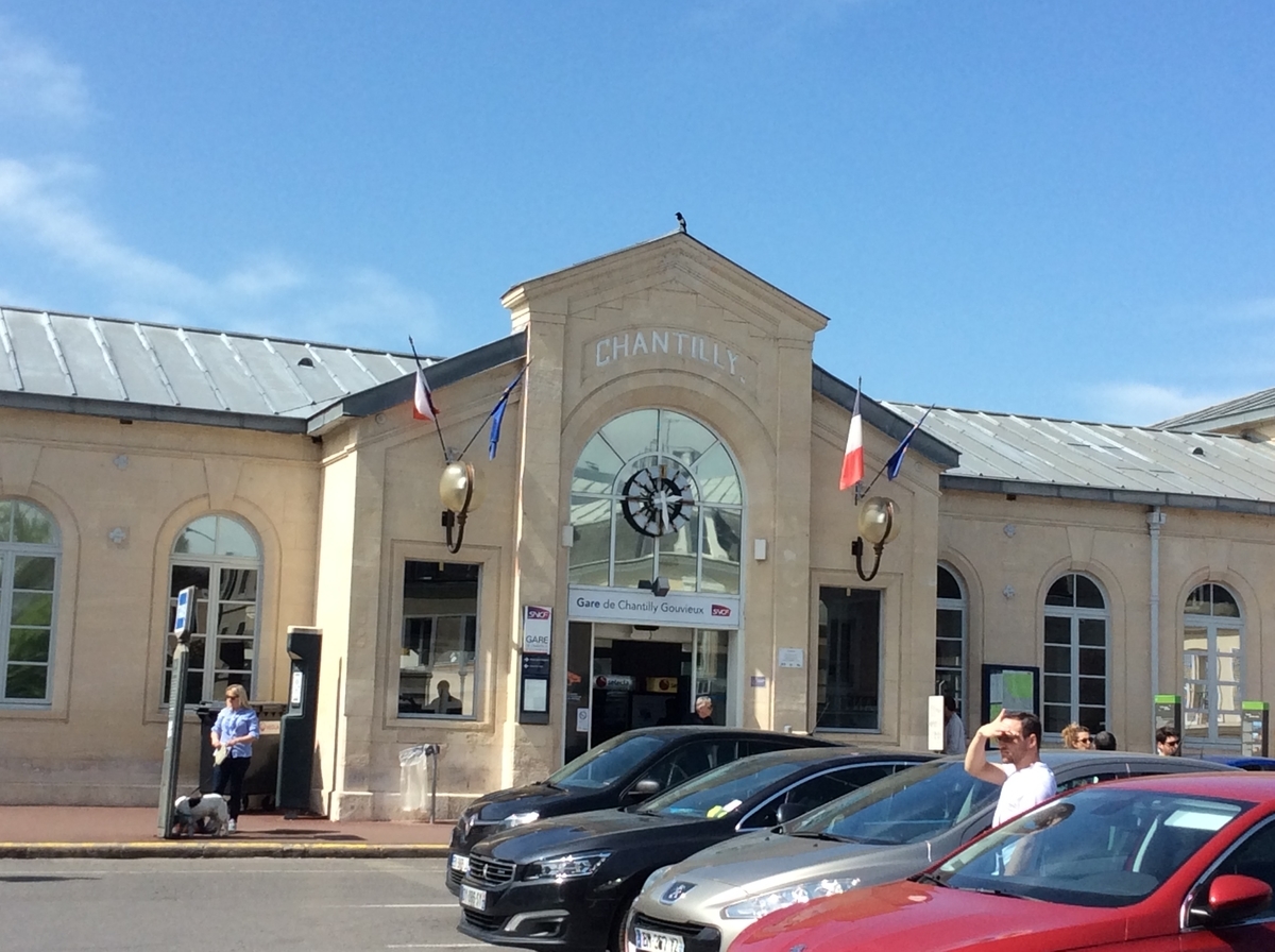 Gare de Chantilly Gouvieux シャンティイはZONE5の外 - 今日のパリ 今日のパン（パリのオジサン）