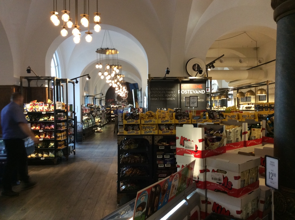 コペンハーゲン 中央駅Københavns Hovedbanegårdとコペンハーゲン ビジターセンター 今日のパリ 今日のパン(パリのオジサン)