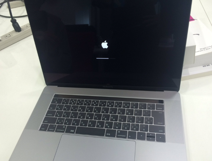 MacBook Pro タッチバー 2016 綺麗です 8年前のProは今でも戦えるのか。「