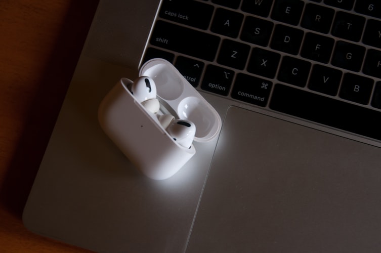 Airpods Proを耳に付けたまま 複数のデバイスに切り替える方法 めちゃ便利 生きるのをもっと楽に 楽しく