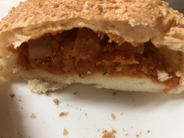 伊藤製パンのピリ辛粗挽きソーセージパンを喰らう！ - パン、PAN、ぱ