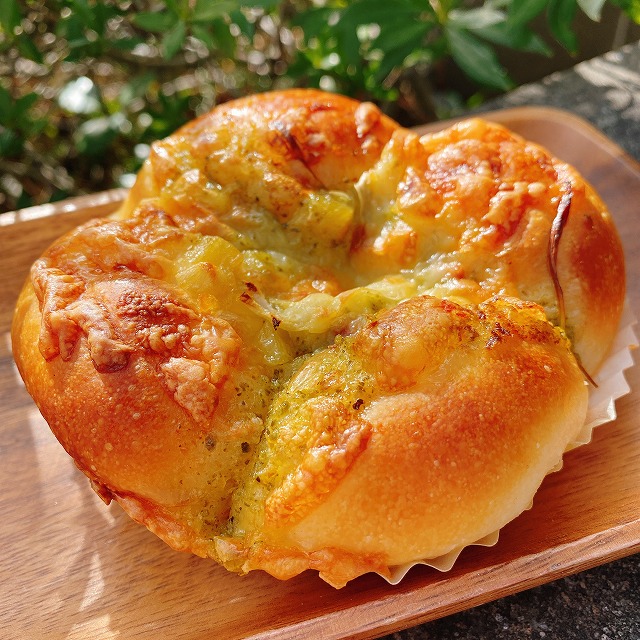 大阪 肥後橋 150ものパンの種類 バジルがアクセントなもちもちピザ Boulangerie Takagi 旅するパンマニア 片山智香子