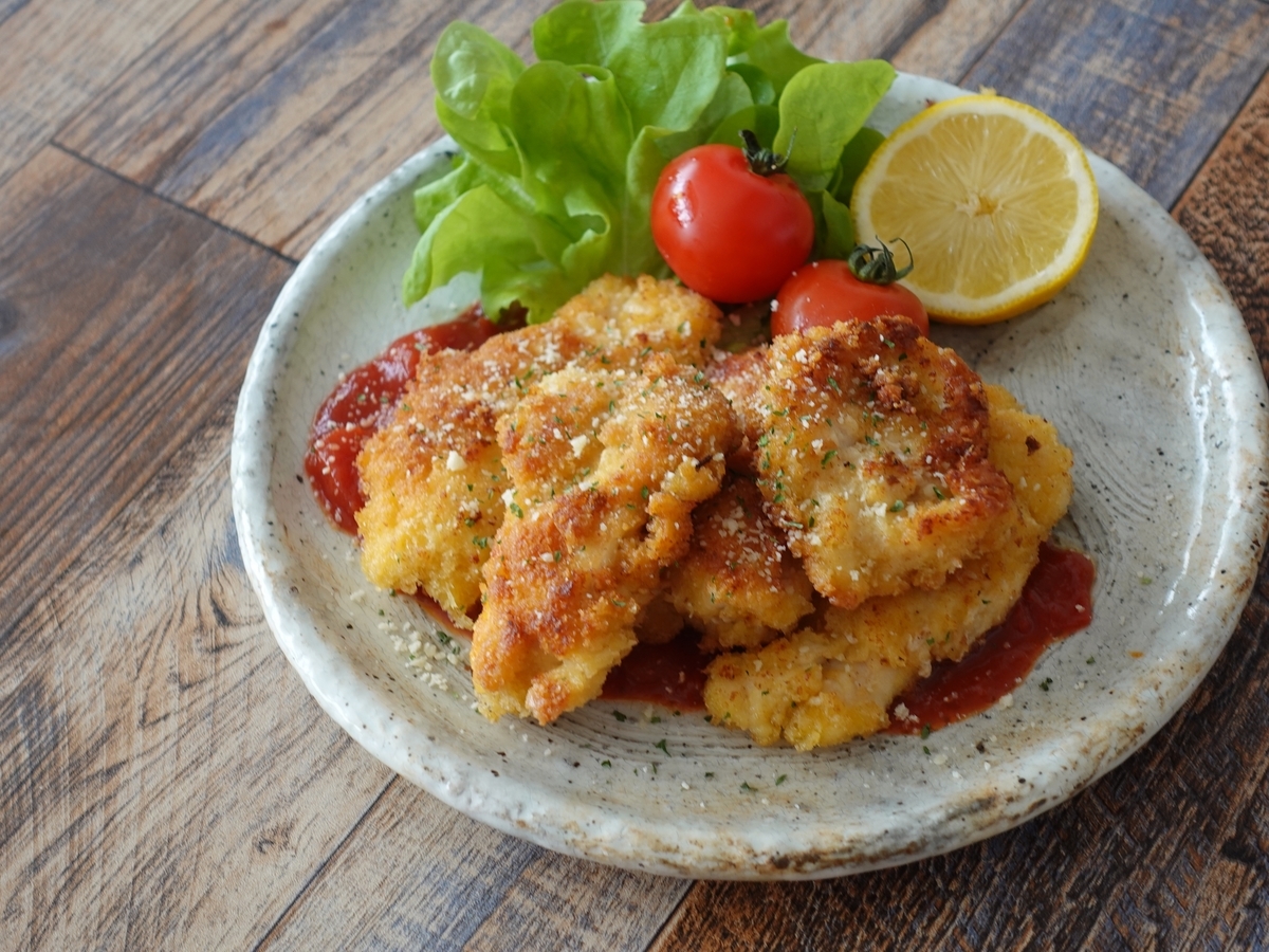 元イタリアン料理人が現地で食べたミラノ風カツレツを 鶏むね でザクザク食感に作る フライパン揚げ焼き メシ通 ホットペッパーグルメ