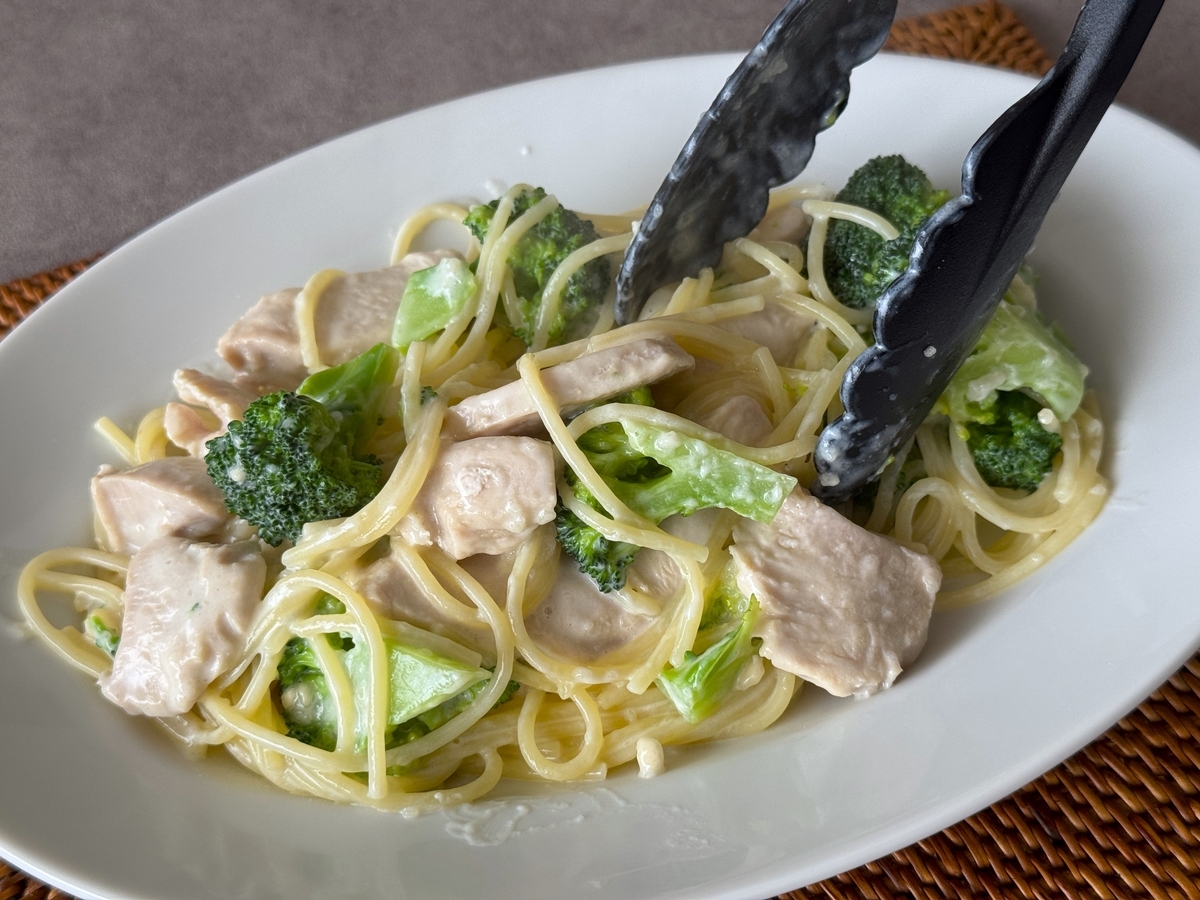 鶏むね肉のワンパンパスタをトースターでカリカリに「グラタン風