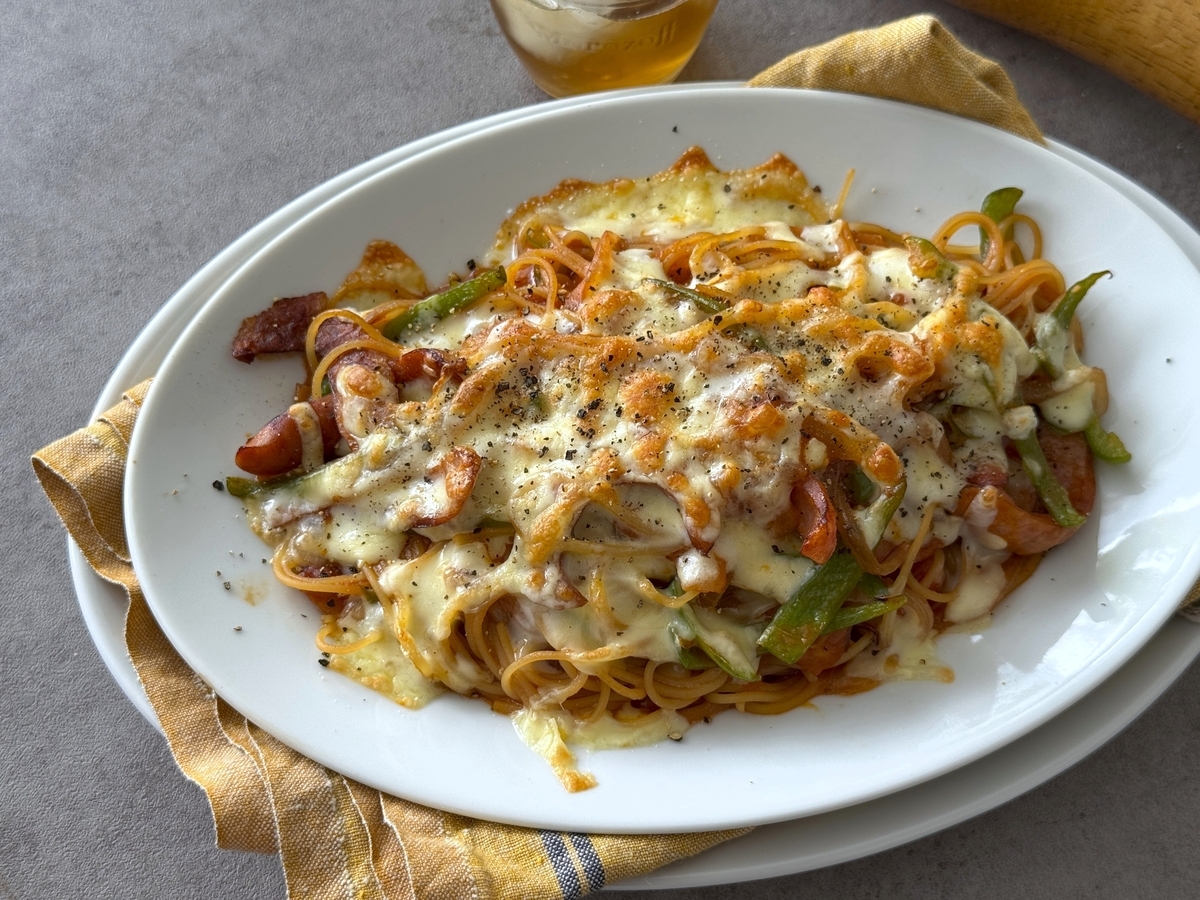 熱くて辛くて、チーズ香ばしすぎ「グラタン風ピリ辛ナポリタン」を冬の家パスタに【元イタリアン料理人のレシピ】