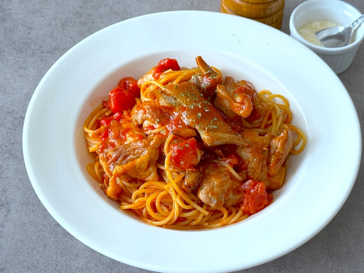 肉食った感がほしい日の家パスタ。玉ねぎなしでラク、皮パリ鶏ももゴロゴロ