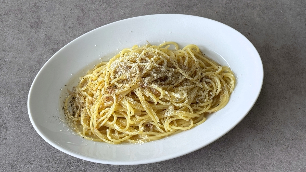 ワンパン10分。かつお節で煮込む「カチョエペペ風パスタ」でうま味と効率を両立する