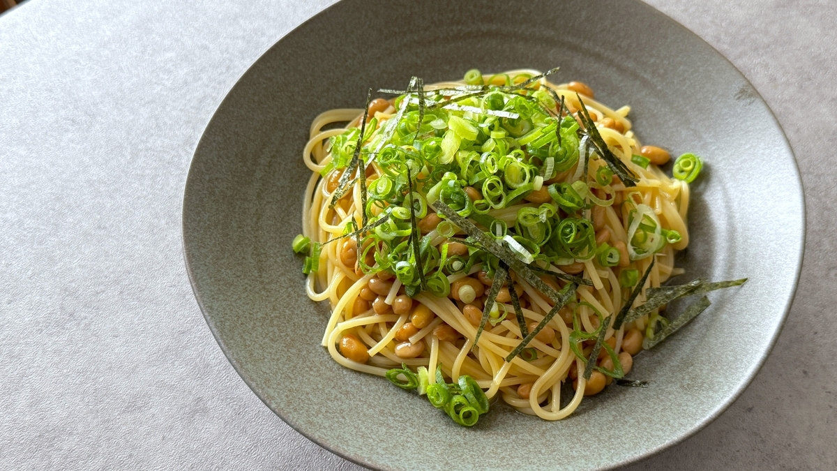 納豆パスタをレモンとバターで重くて軽くする。ワンパンだから作りやすい【元イタリアン料理人が教える】