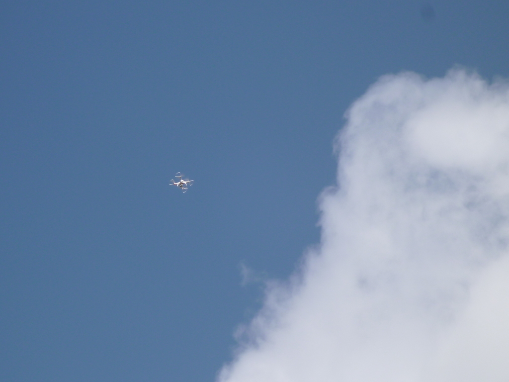 空飛ぶドローン