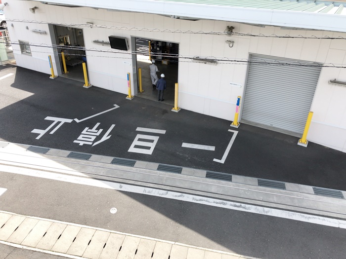 リサイクルセンターのゴミ出しをするところ