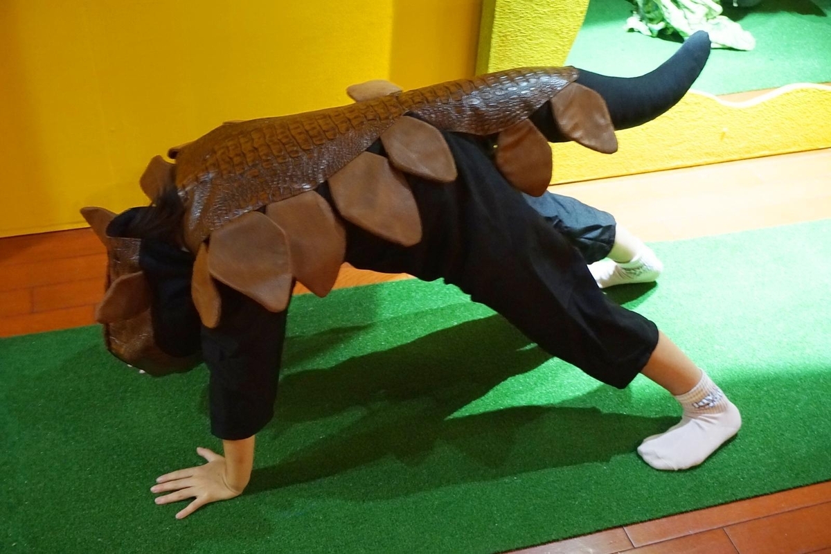 タッチザダイナソー:恐竜コスチュームを着た子ども