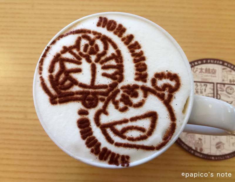 藤子不二雄ミュージアム　カフェ　ドラえもんとコロ助のカフェラテ