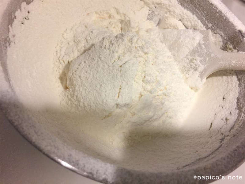 パンダクッキー　無塩バターにグラニュー糖、卵黄、薄力粉を入れた状態