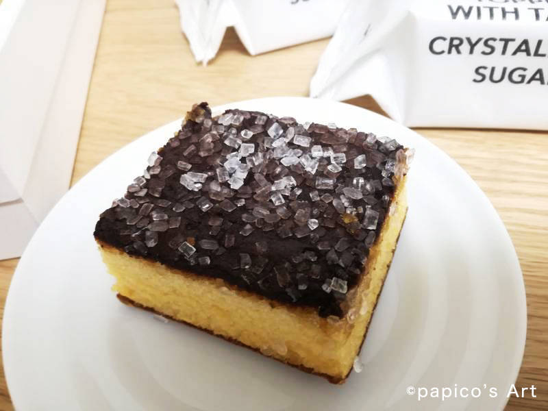 みんなのミュシャ展　ミュシャと黒船コラボカステラ　中身