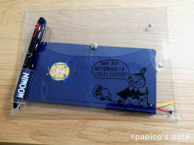 f:id:papico405:20190901123404j:plain ムーミンのほぼ日手帳2020 ボールペンとクラッチバッグ