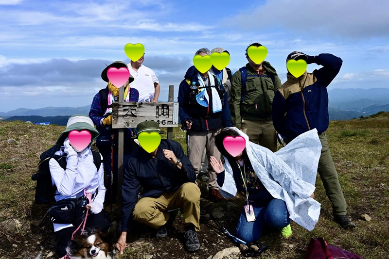 山頂で登山メンバー１０名とパピヨン サファイア