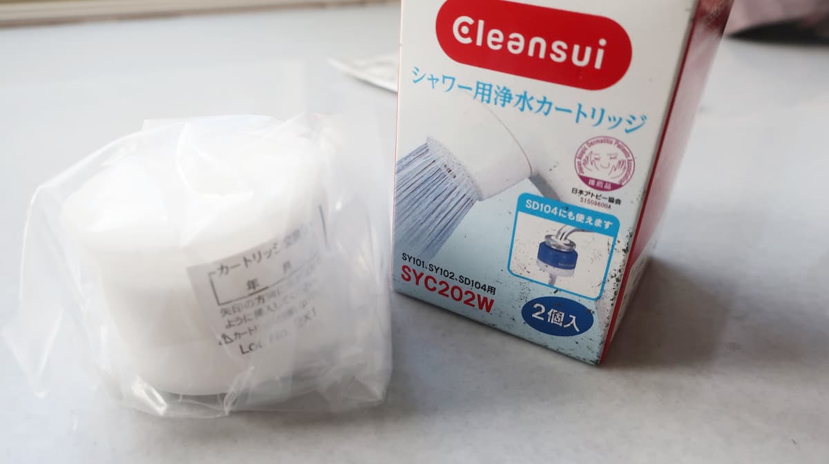 クリンスイ 浄水 シャワー 交換カートリッジとそのパッケージ