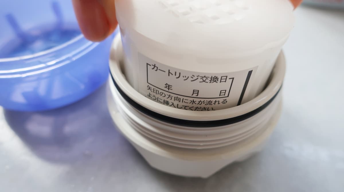 新しいカートリッジを設置する様子