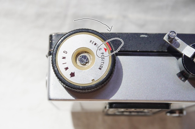 Ricoh AUTOhalf e フィルムカメラ フイルムカメラ】ゼンマイ仕掛けでフイルム巻き上げ自動のカメラ