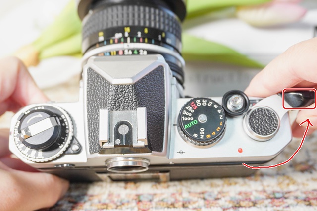 フィルムの装填＆取り出し（手動巻き上げ巻き戻し編）| フィルムカメラ