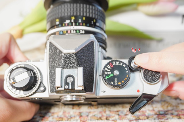 フィルムの装填＆取り出し（手動巻き上げ巻き戻し編）| フィルムカメラ
