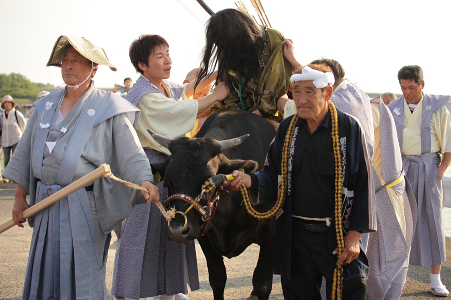 牛鞍　祭礼　お祭り 奇祭】牛乗り・くも舞いを見に行く - 知識の塵の中に蟄居していても