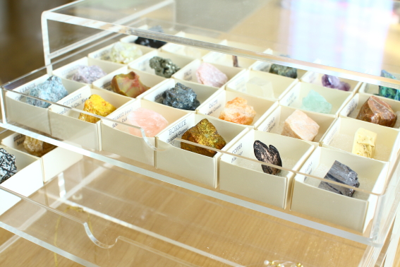 無印良品のアクリルボックスで天然石をディスプレイ♪段ボールの標本箱