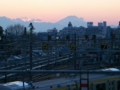 [三鷹]20081223｜三鷹電車区跨線橋｜日没直後の富士山