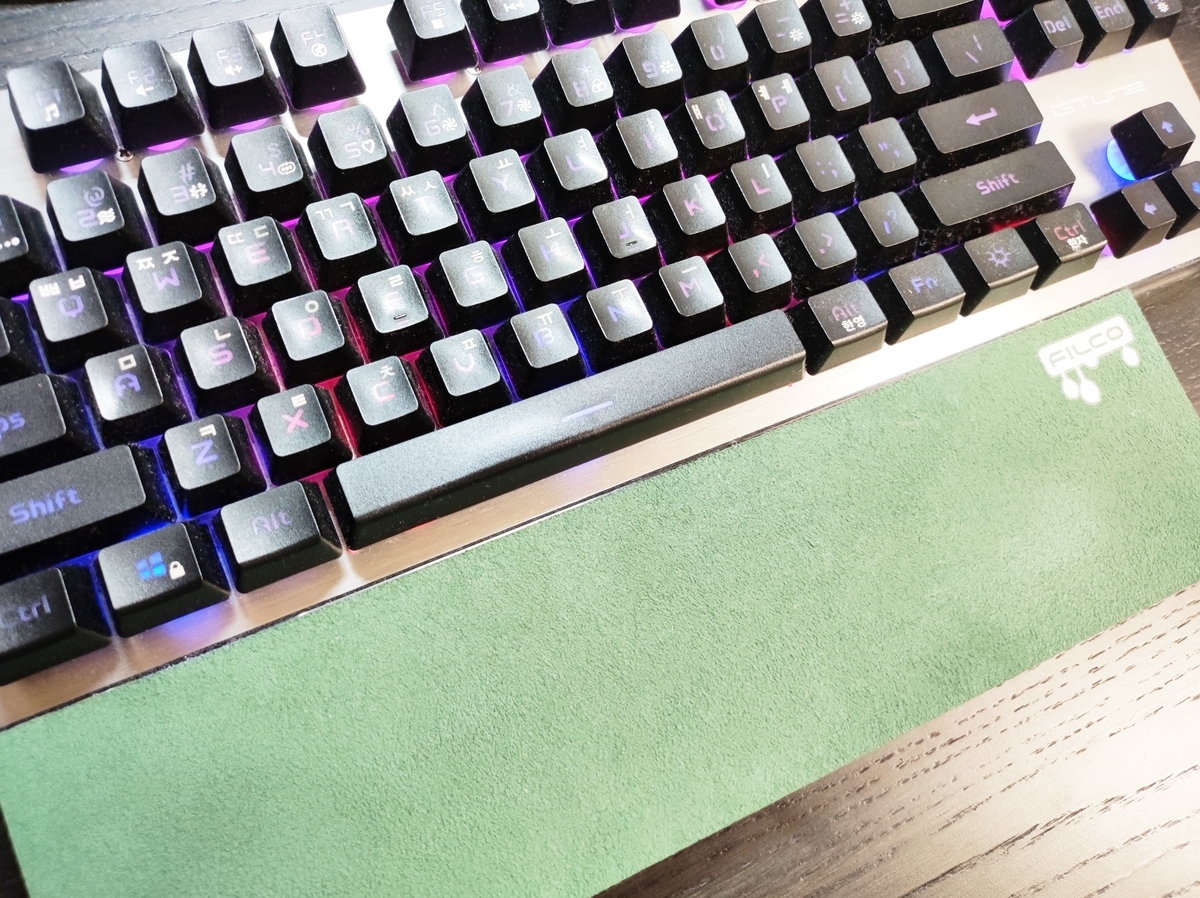 テンキーレスのキーボードとリストレスト