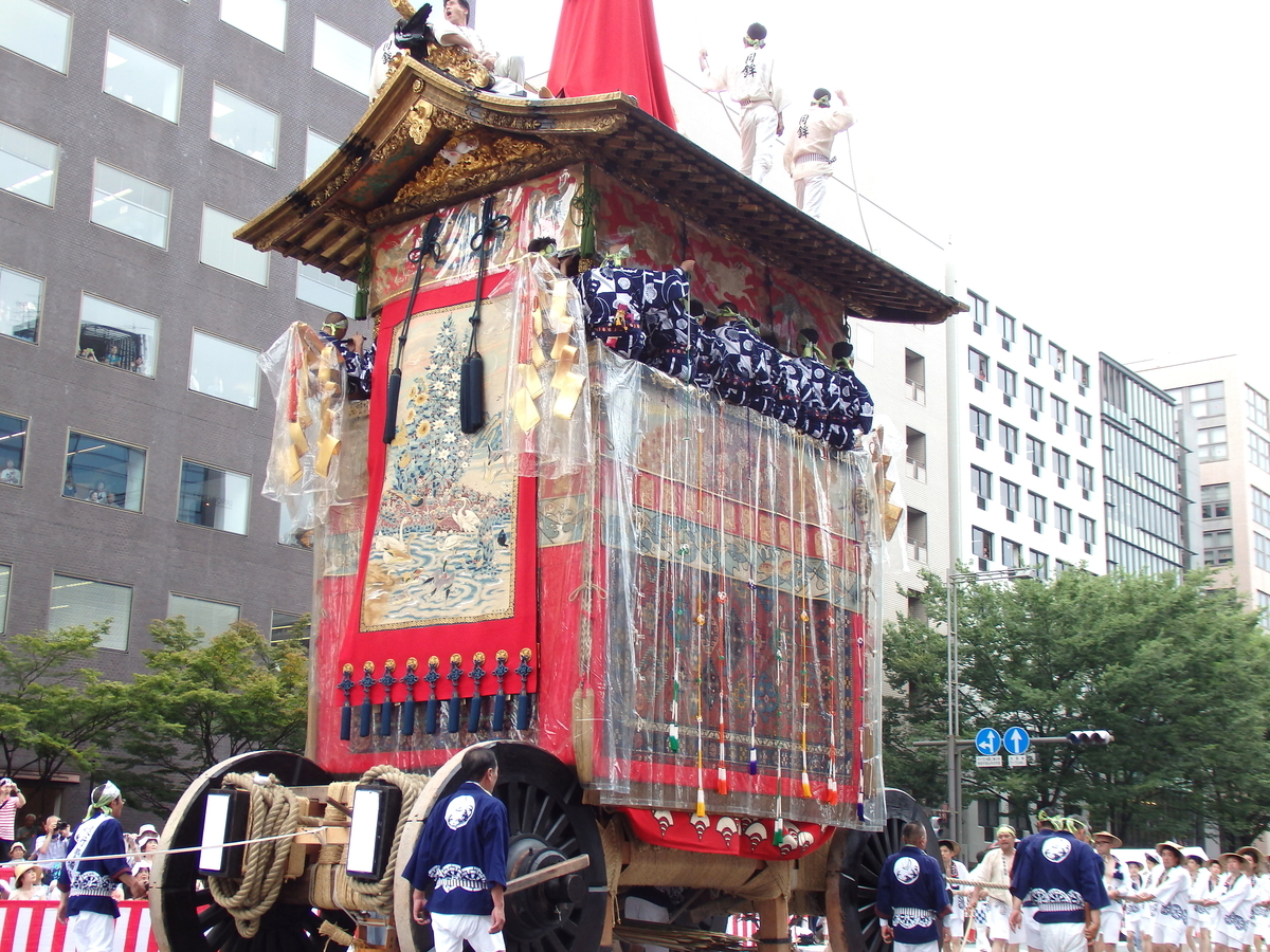 【京都】八咫烏や兎を飾る「動く美術館」月鉾【祇園祭】 - 食べて遊んで働いてまたどっかにいくブログ