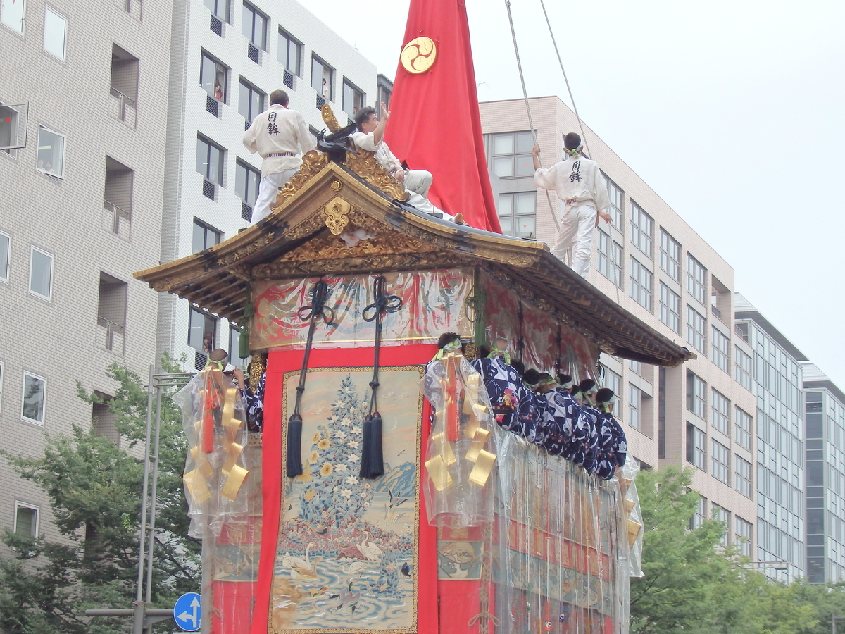 【京都】八咫烏や兎を飾る「動く美術館」月鉾【祇園祭】 - 食べて遊んで働いてまたどっかにいくブログ