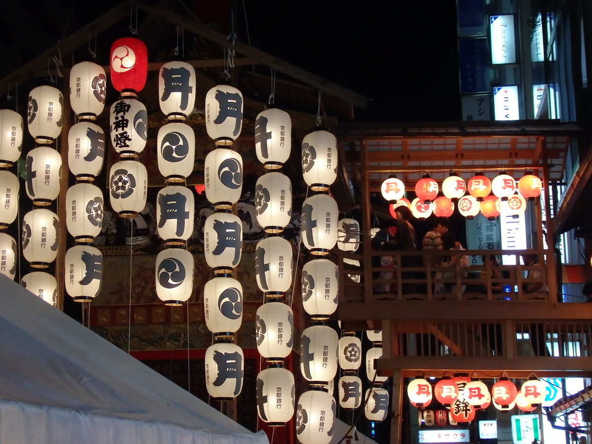【京都】八咫烏や兎を飾る「動く美術館」月鉾【祇園祭】 - 食べて遊んで働いてまたどっかにいくブログ