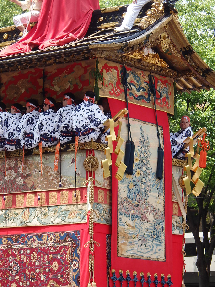 【京都】八咫烏や兎を飾る「動く美術館」月鉾【祇園祭】 - 食べて遊んで働いてまたどっかにいくブログ