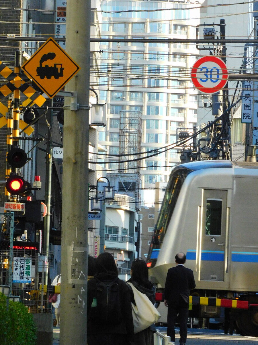 道路標識 警戒標識 踏切あり 電車バージョン 実は2種類ある「踏切あり」の道路標識 見かけたら気をつけるべき