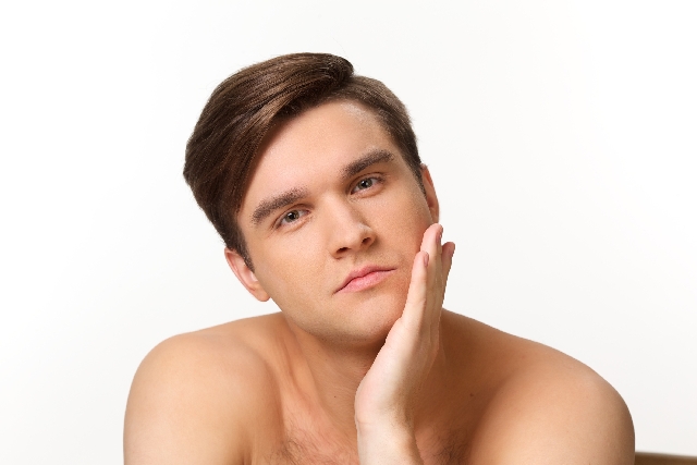 男性で顔に薄いシミができる原因とメンズ用で消すコスメはある 薄いシミを消したい時にやるべき改善方法とは