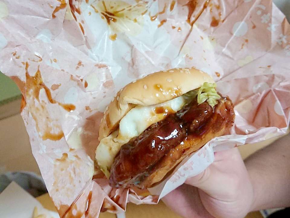 てりやきバーガーのタレが溢れている