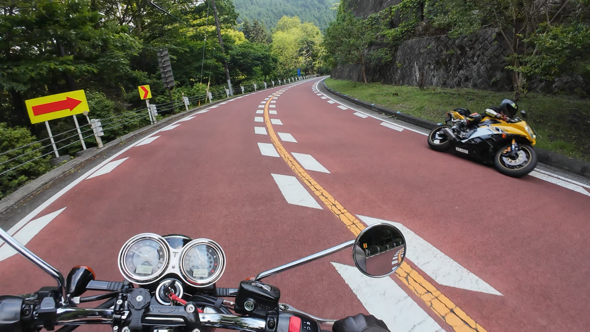 奥多摩周遊道路を走り抜けるボンネビルT100と黄色い何か