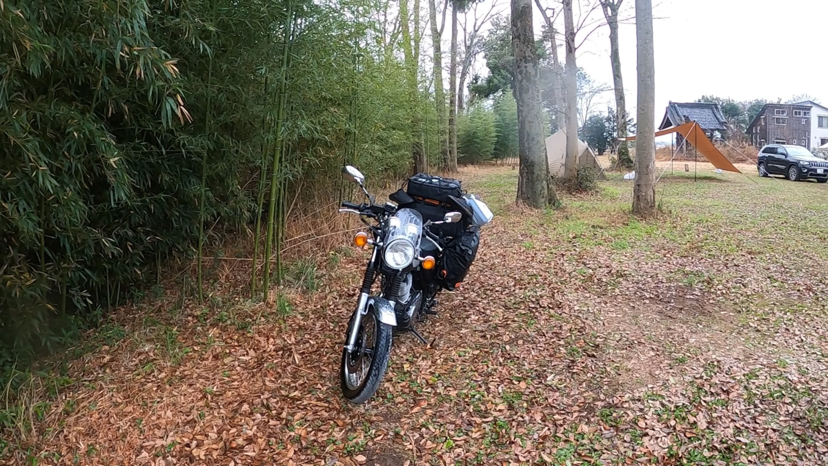 TC素材のソロティピー1TCとサイドバッグを装着したSR400