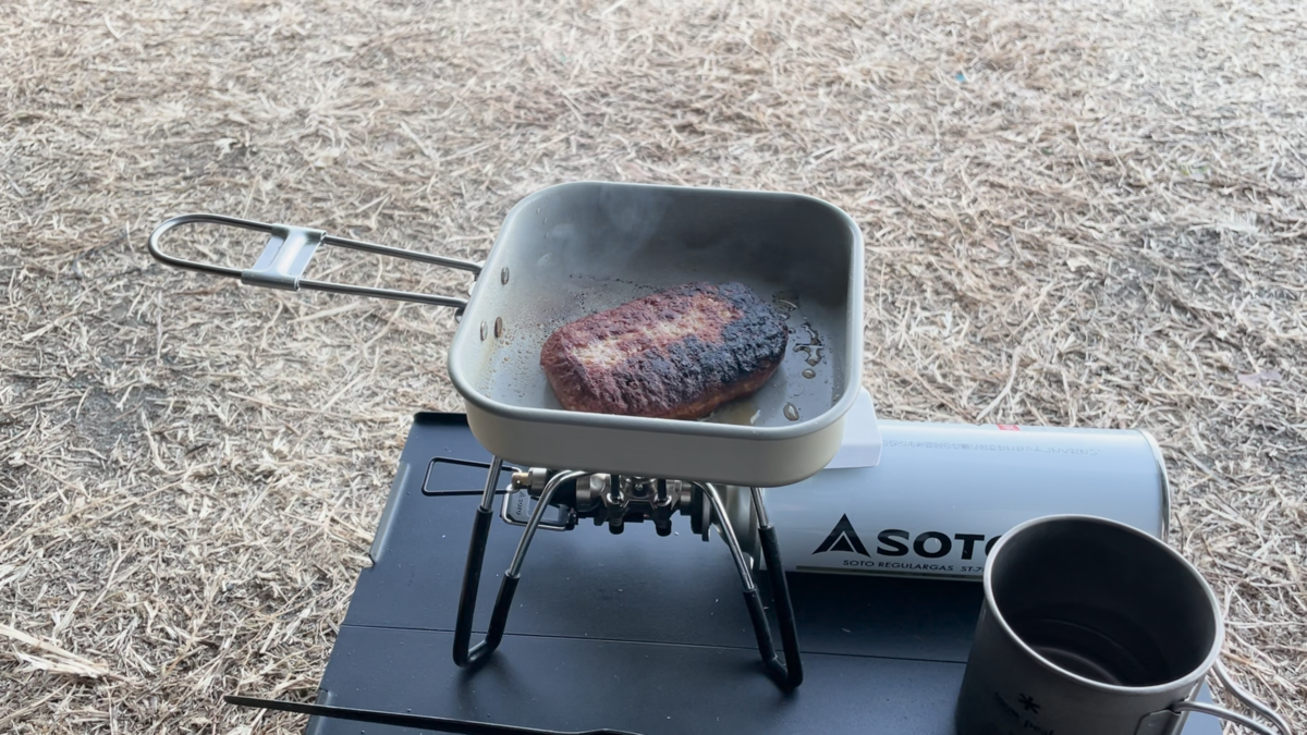山クッカー角型で焼くマルシンハンバーグ