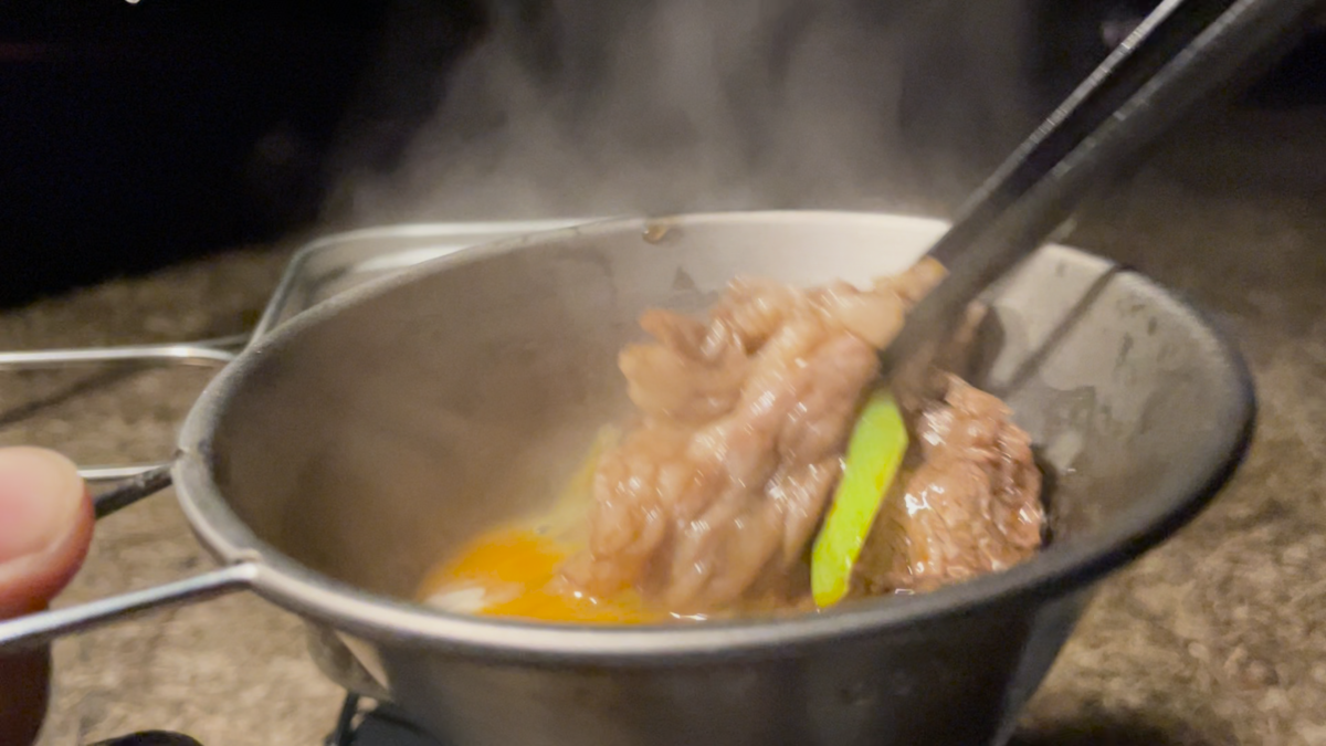 ちょっとお高いお肉を溶き卵にくぐらせる
