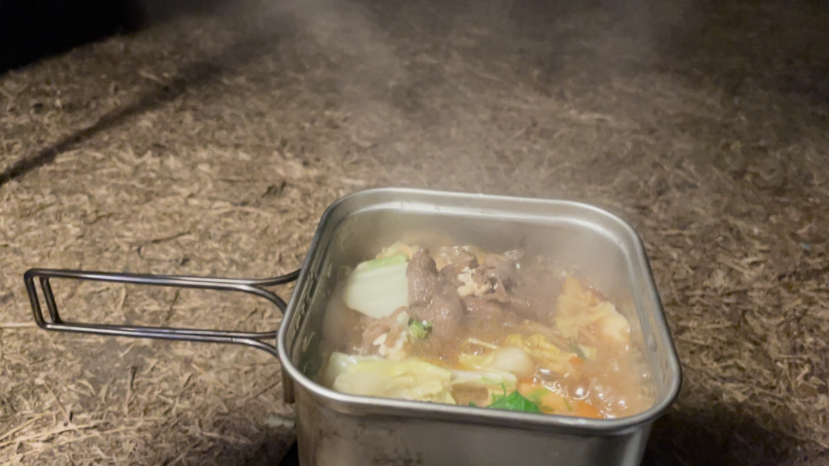 山クッカー角型で作られた、ぐつぐつ煮えるすき焼き