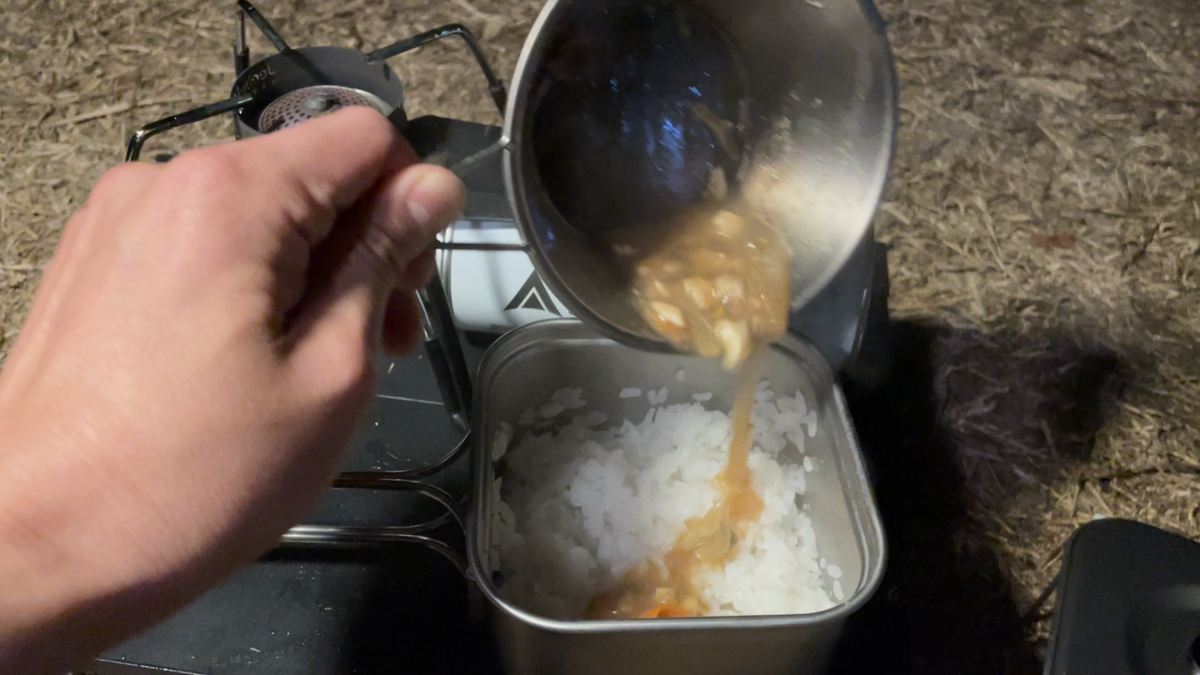 ご飯の上にすき焼き後の溶き卵をかける